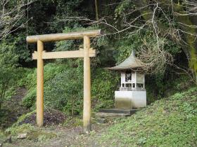 八つの神様の一つ、目の神様の鳥居と祠